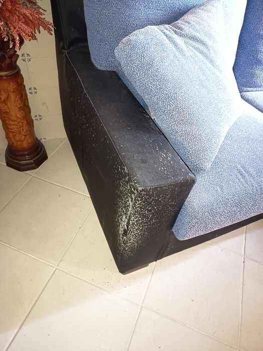 Sofá usado com algumas marcas.