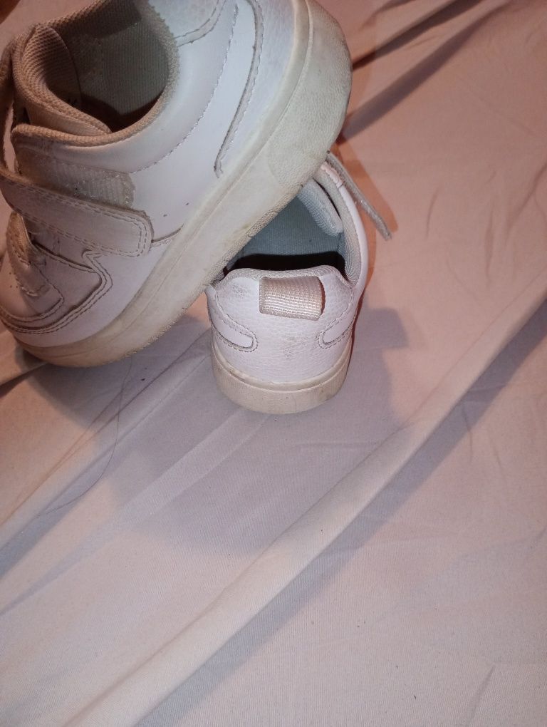 Białe adidaski rzepy gumki