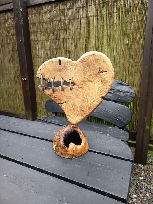 Figura z drewna w kształcie serca
