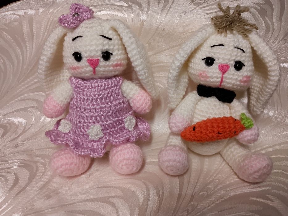 В'язаний зайчики в костюмчиках.