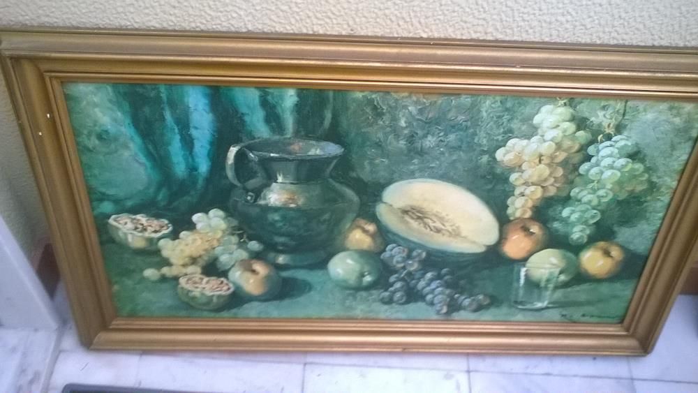 Quadro a óleo para sala com assinatura do autor.