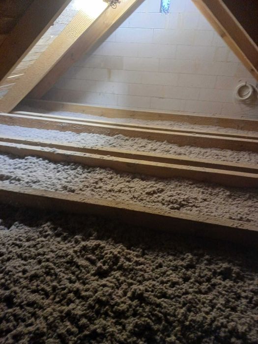 Wdmuchiwanie wełny celulozy ocieplanie docieplanie poddasza naprawa