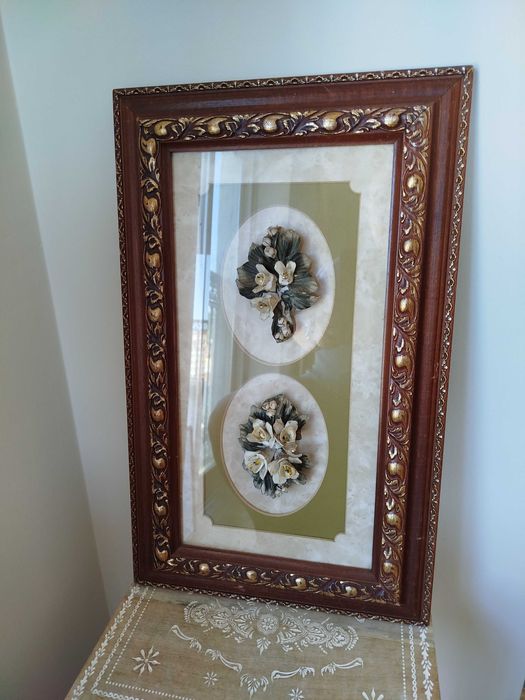 Quadro Antigo com flores em relevo, lindo