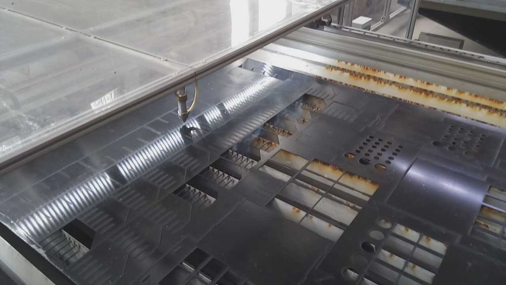 Лазерна порізка фанери,полістеролу, порізка тканини,оргскла, пластику.