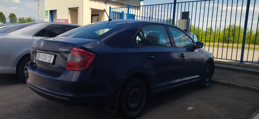 Компанія розпродує авто