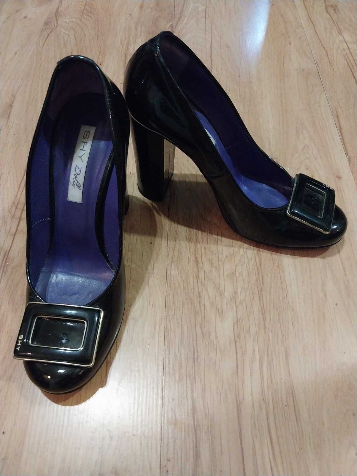 Женские  лаковые туфли черного цвета