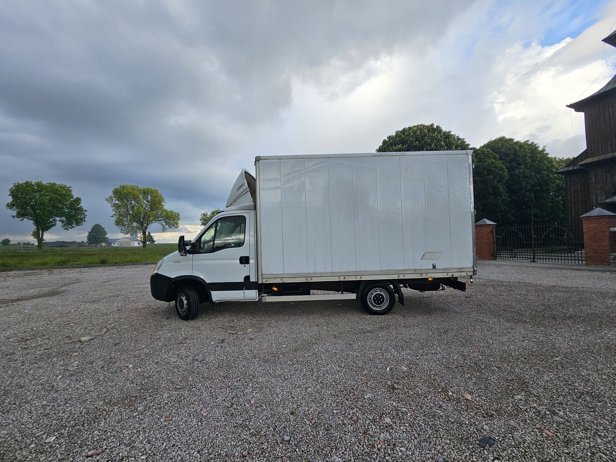 Sprzedam prywatne Iveco Daily IV 2.3HPI Kontener. Niski przebieg