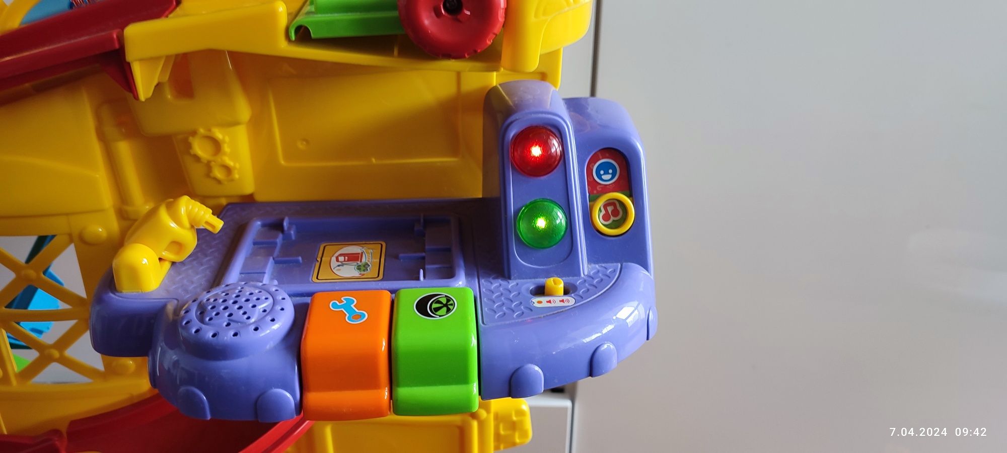 Interaktywna zjeżdzalnia tut tut marki Vtech