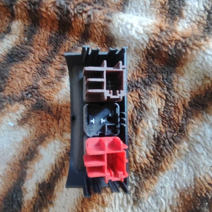 Audi TT 8N Przyciski wlewu paliwa Bagażnika