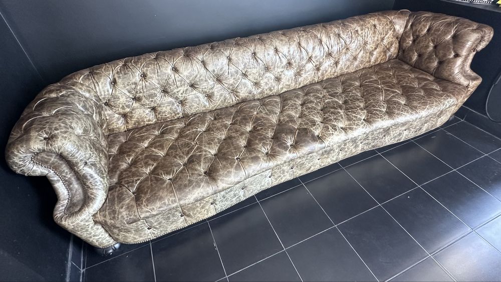 Sofa em capitoné pele genuina mandado fazer a medida perto de 3 metros