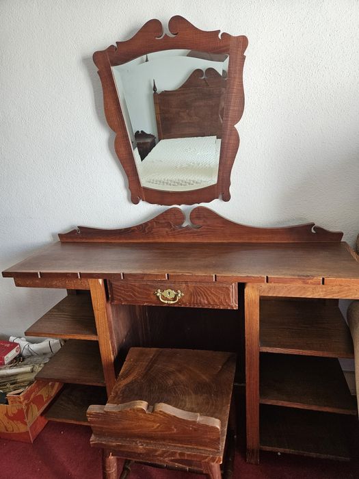Móveis antigos quarto
