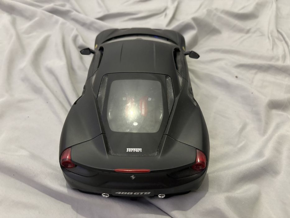 Samochodzik ferrari na pilot