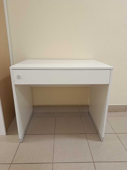 Oddam za czekoladę biurko dziecięce, szafkę biała z plyty