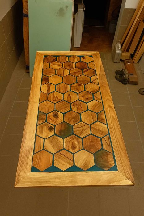 Stół z litego orzecha i żywicy epoksydowej – unikatowy ręczny wyrób