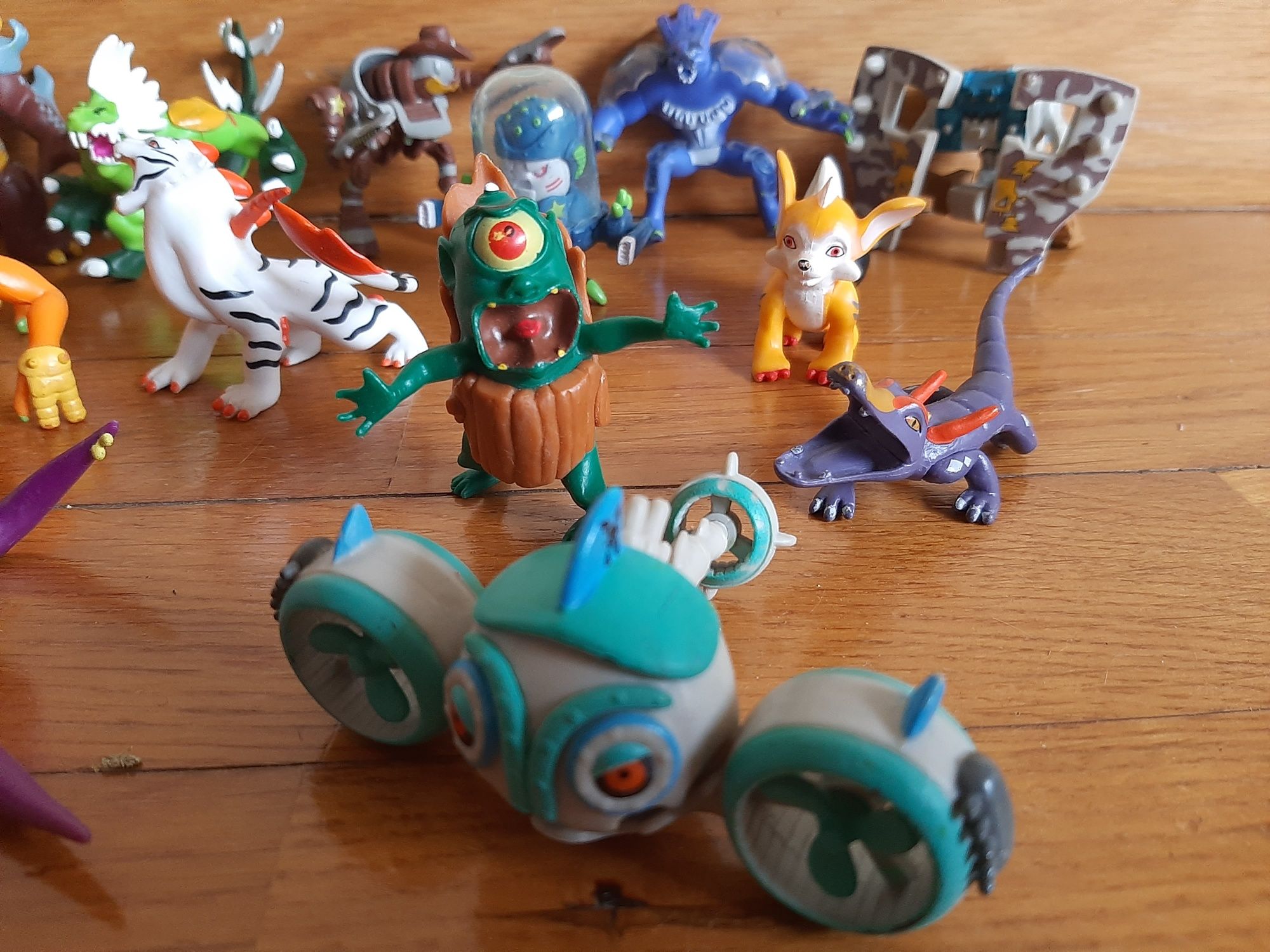 Diversas figuras Invizimals