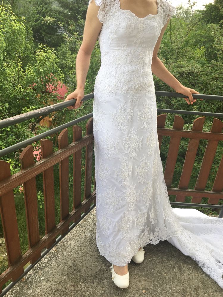 Piękna koronkowa suknia ślubna z trenem 36