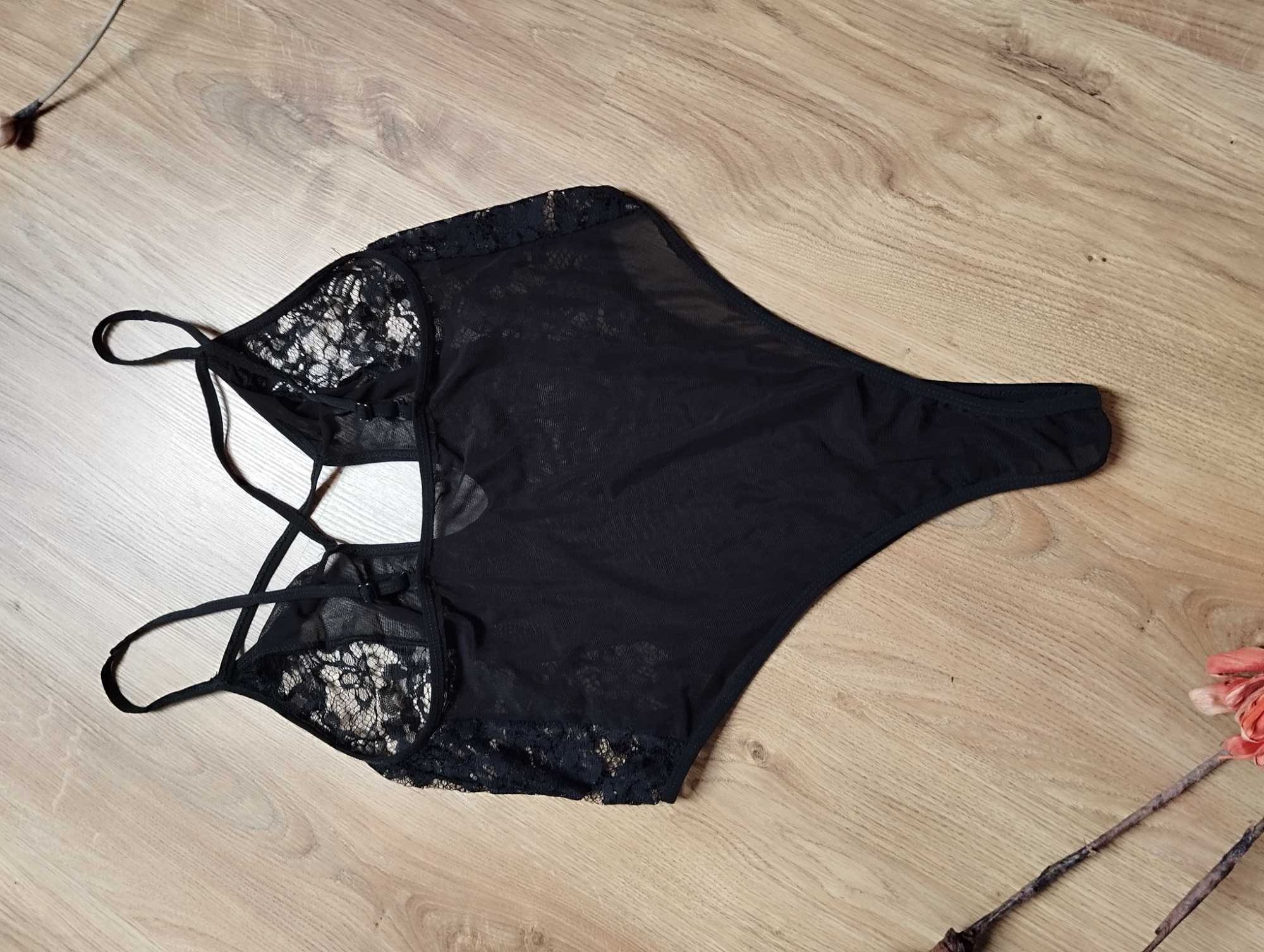 Czarne koronkowe body harness z głębokim dekoltem ażurowe transprarent