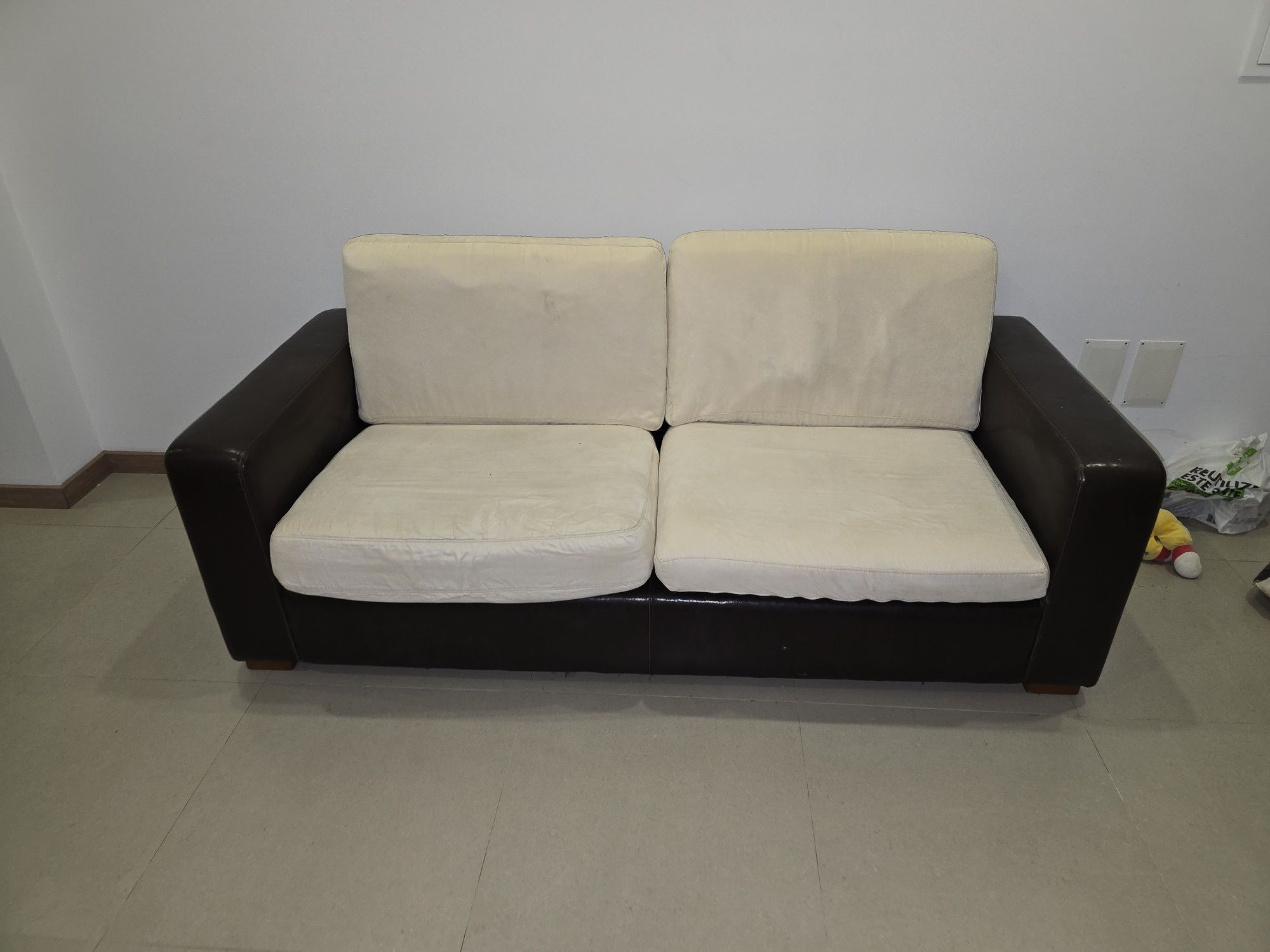 Sofa em pele castanho e beje