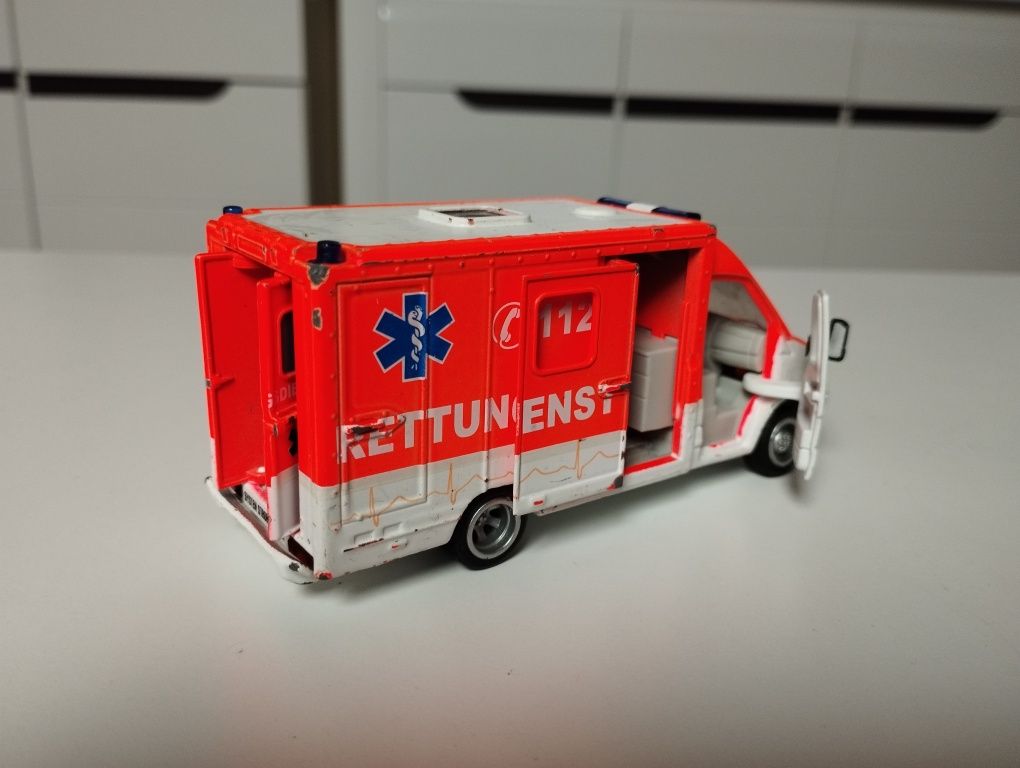 Ambulans karetka Siku metalowy numer 2108. Samochód metalowy.  długość