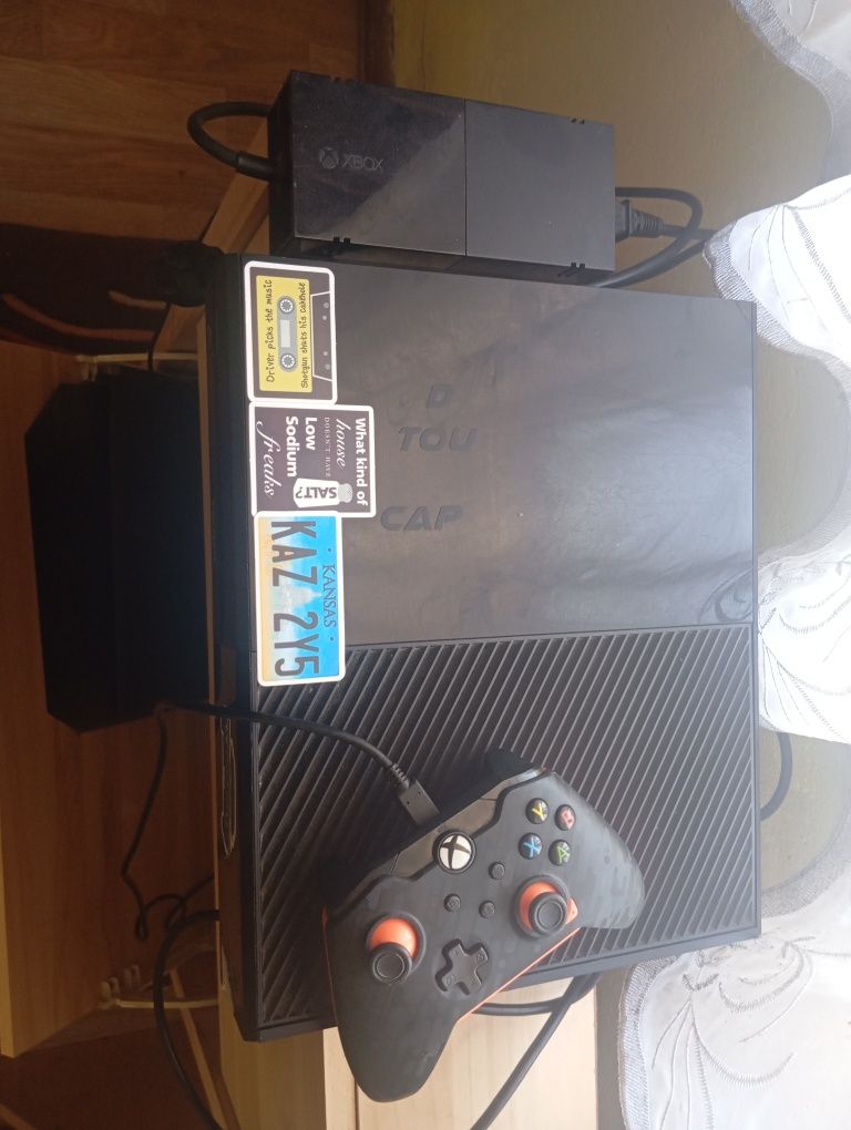 Приставка Xbox One + 5 игр