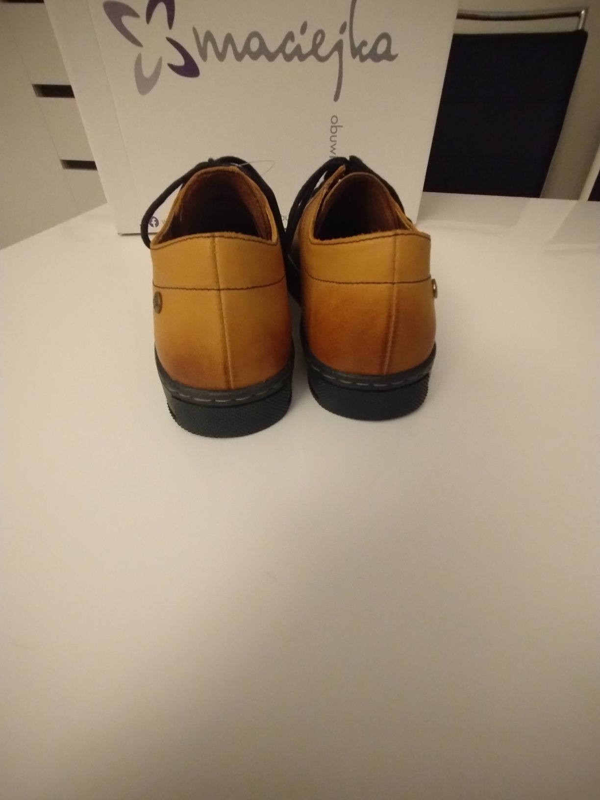 Musztarowe sneakersy skórzane z Maciejki