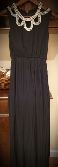 Vestido preto plissado com aplicações em pérolas