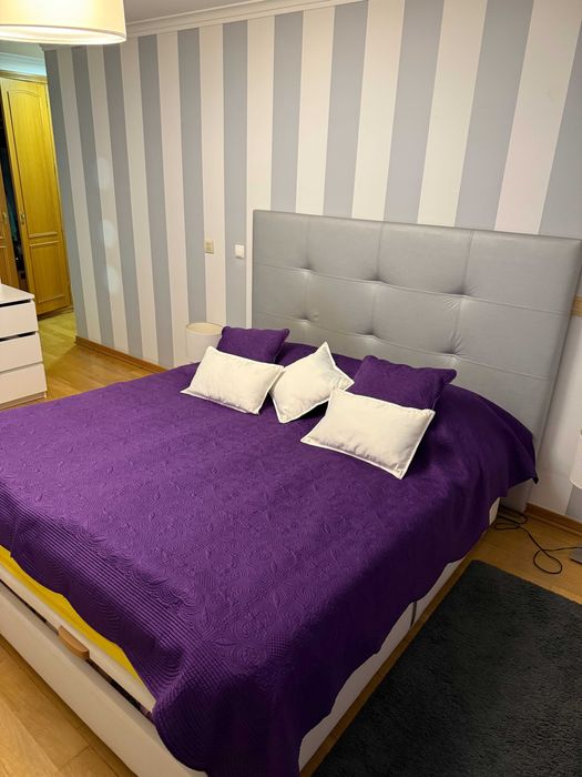 Cama King Size com cabeceira e colchão bom estado