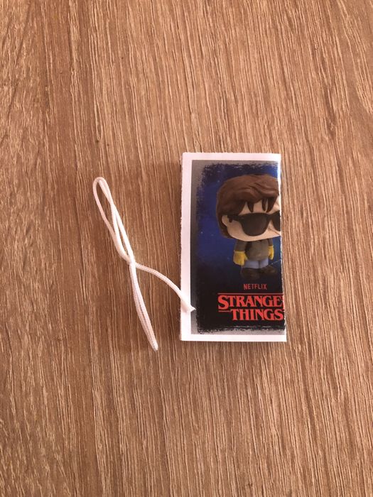 Кіндер Stranger Things Стів з карточкою +шнурочок