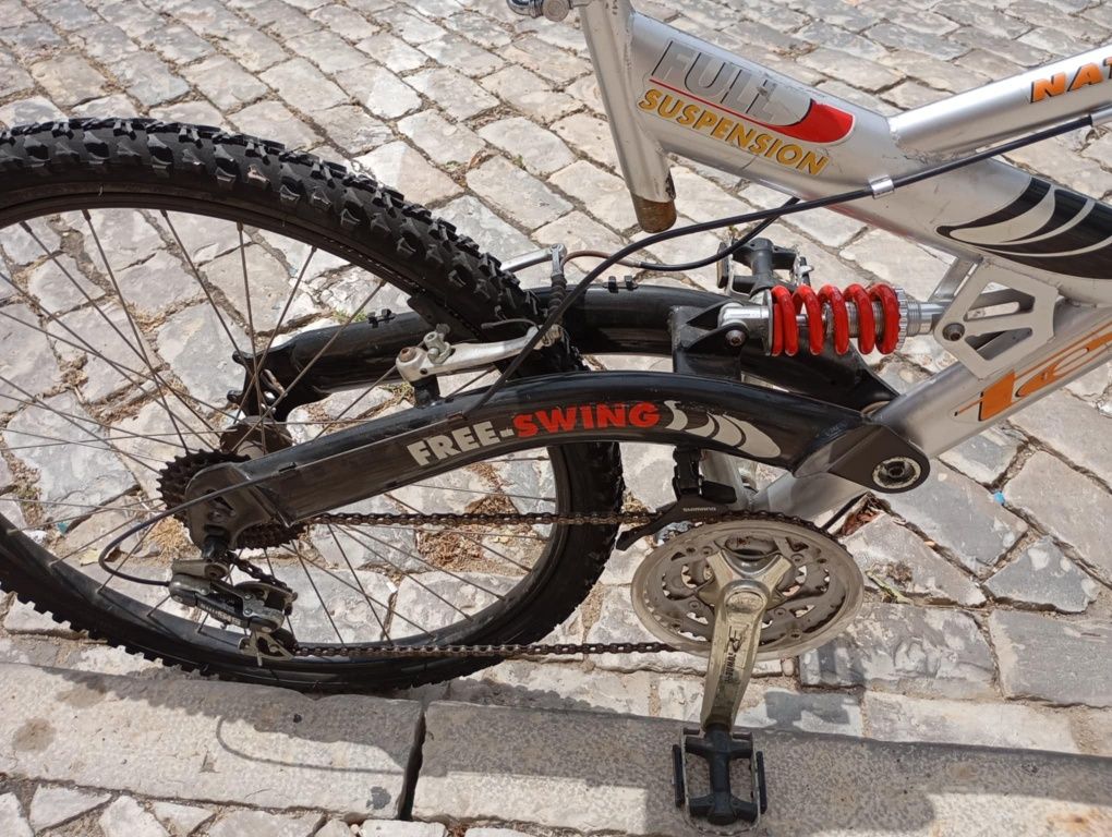 Bicicleta cinza e vermelho roda 26