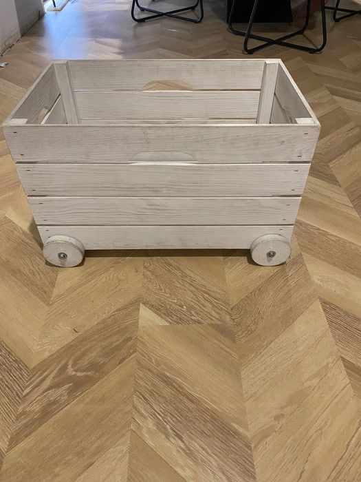 Skrzynia na zabawki drewniana na kółkach