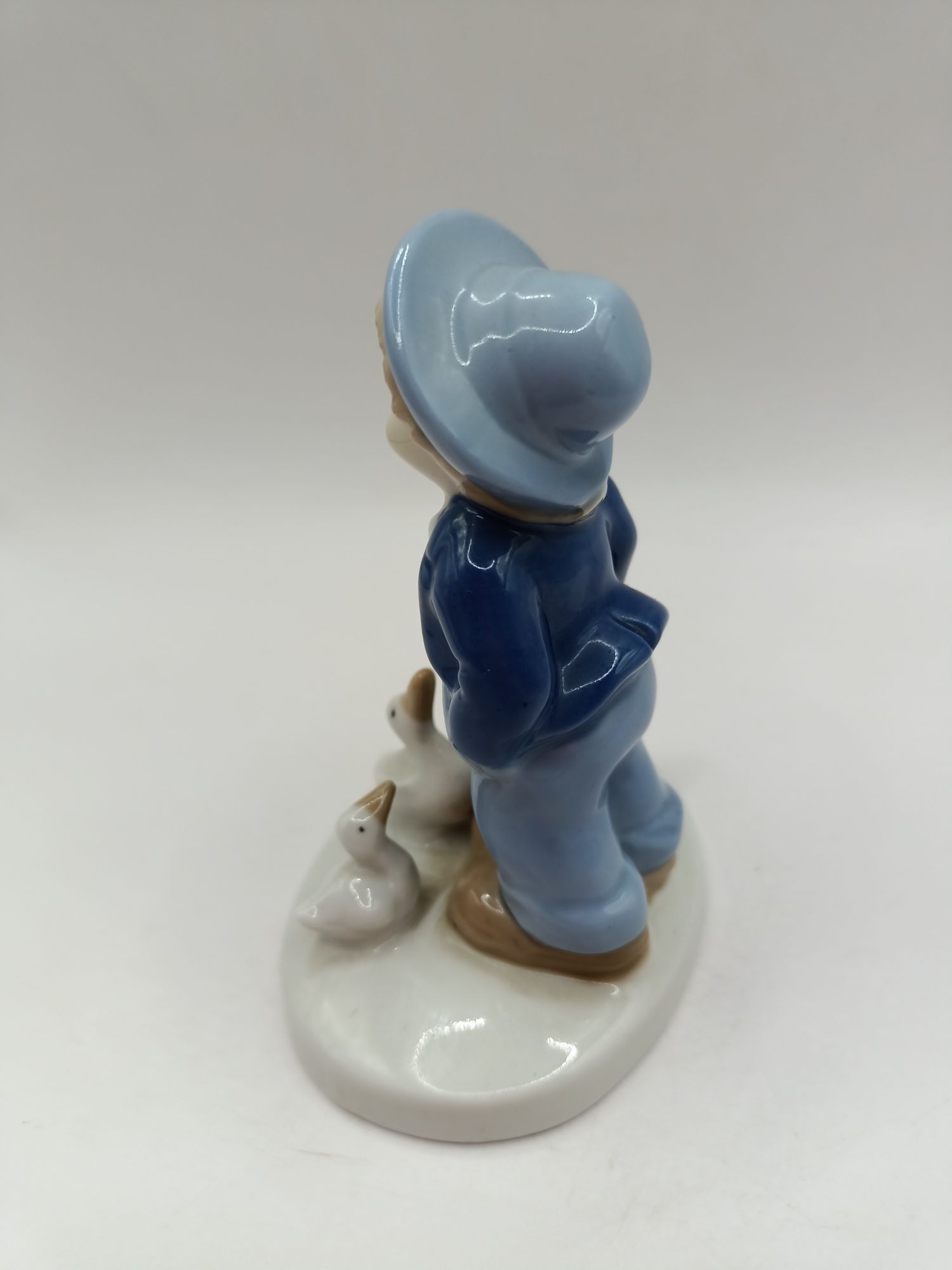 Porcelana figura Chłopiec z trzema gąskami