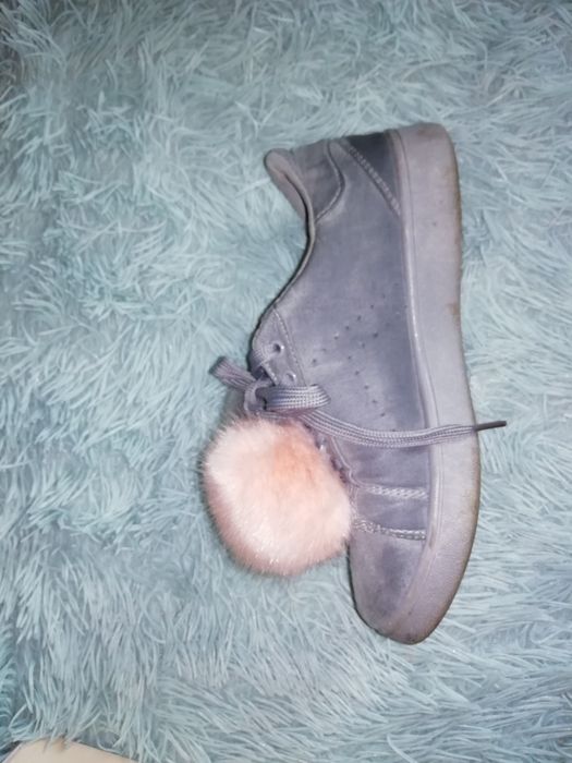 OKAZJA szare addidasy z super pomponami