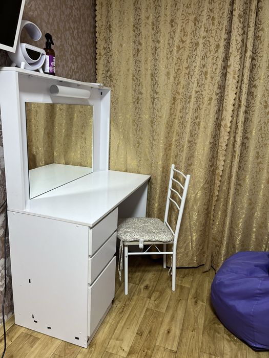 Продам жіночий косметичний столик.