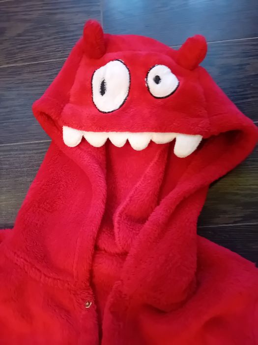 Szlafrok czerwony potwór