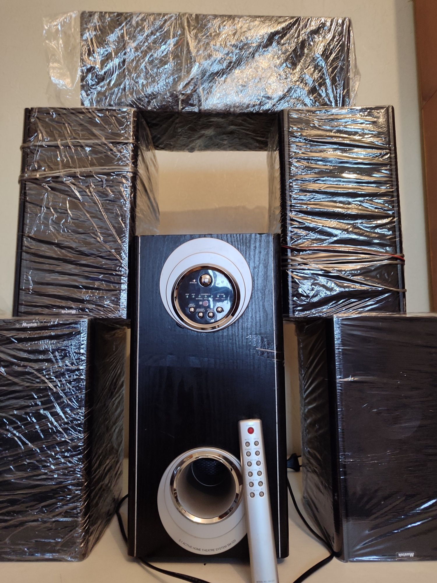 Продаю  центр Mustek SM-520(5+1),