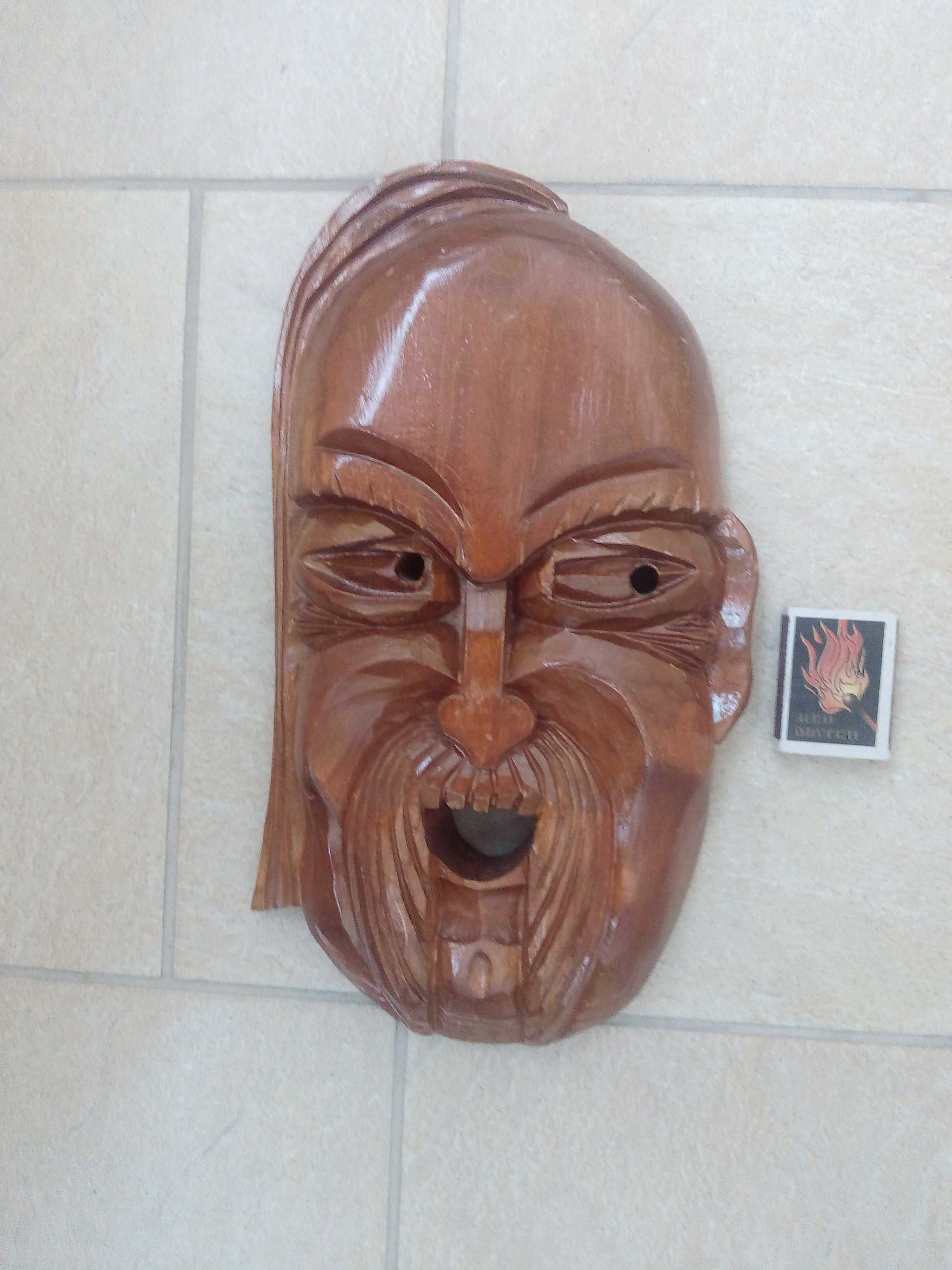 Деревянная маска настенная Козак