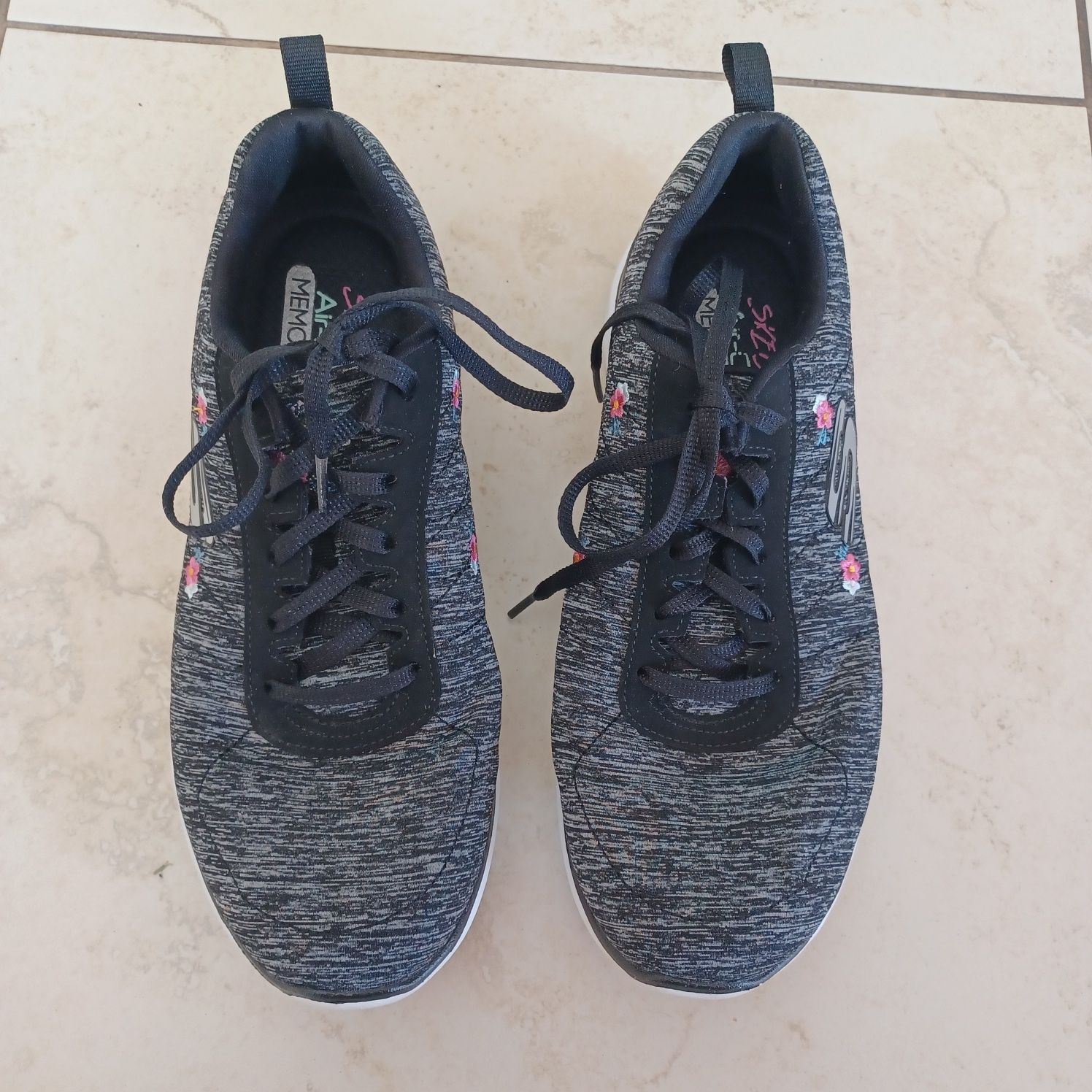 PIĘKNE buty firmy Skechers memory foam air cooled jak nowe 39/26 cm