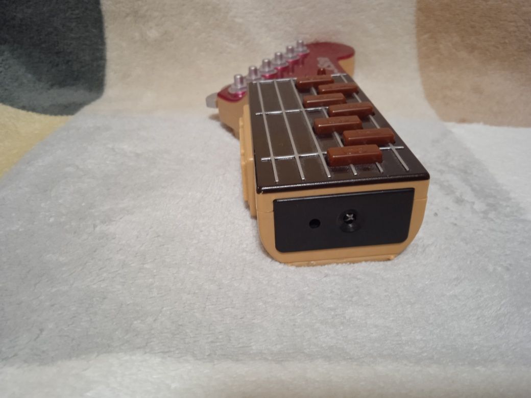 Gitara  zabawką grająca , niewidzialna a fotokomórke