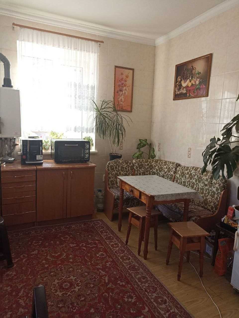 Продаж затишного будинку недалеко від центру міста.