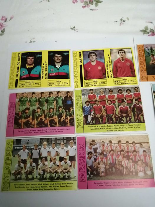 Calendários antigos com jogadores e equipas de futebol