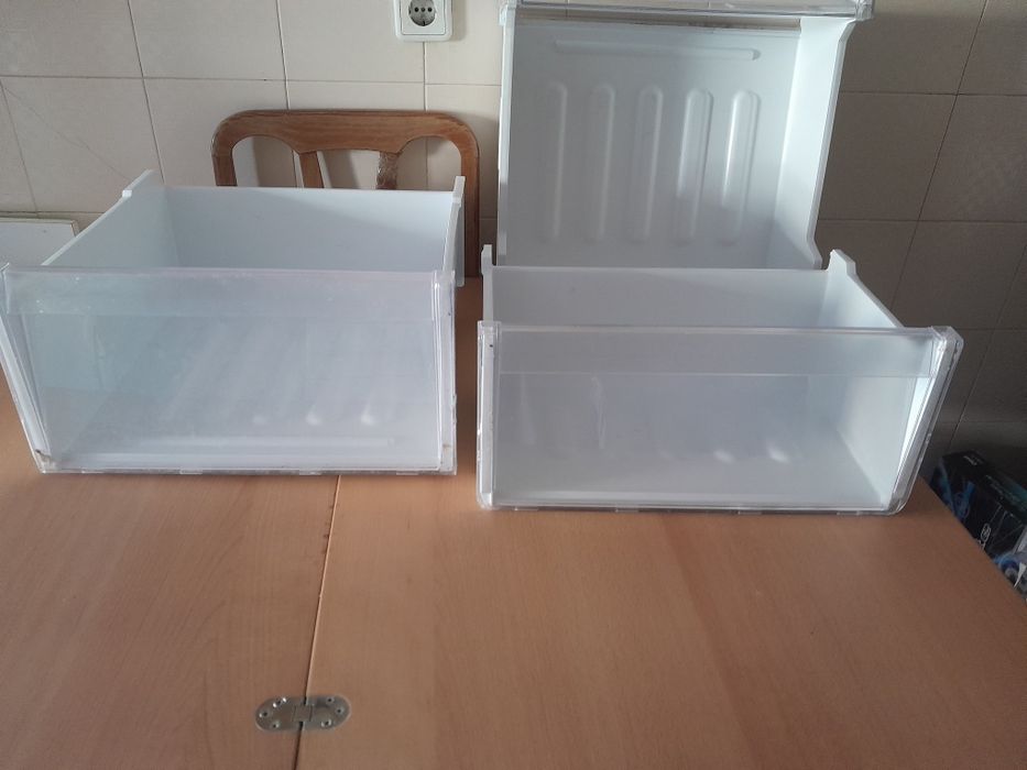 Vendo acessórios frigorífico (combinado) da marca Ariston-Hotpoint