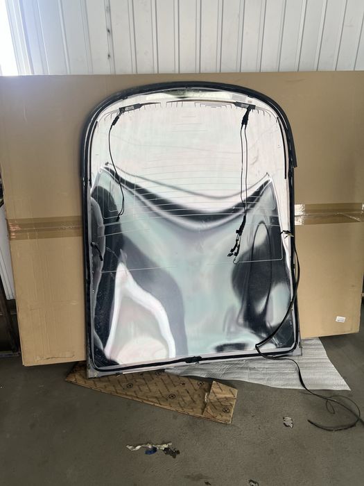 Заднє скло Tesla m3 rest