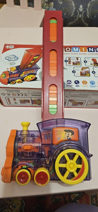 Детская игрушка паровозик с домино Domino Happy Truck разноцветный
