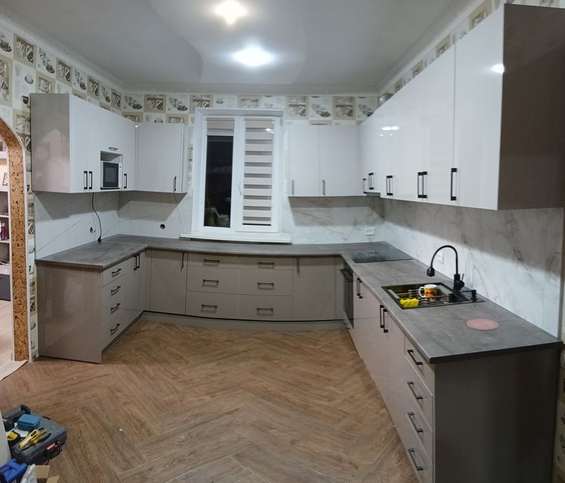 Кухня, шафа, ліжко, тощо