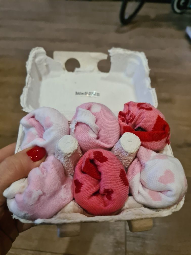Dooky prezent na baby showet, różowe skarpetki w pudełku