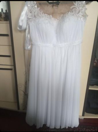 Платье белоснежного цвета . короткие свадебные платье