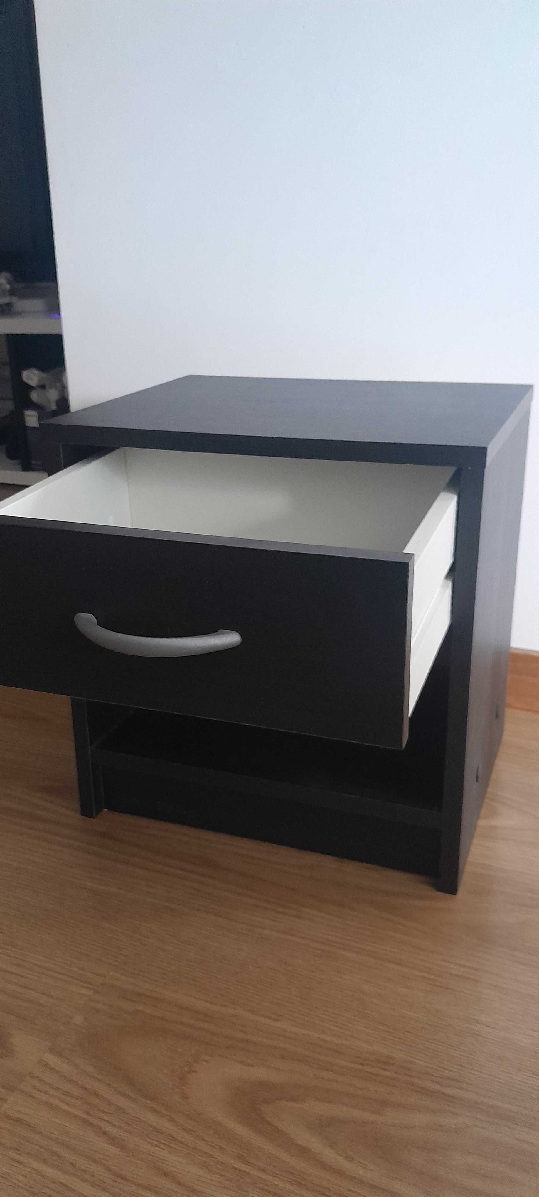 Mesinha de cabeceira IKEA como nova