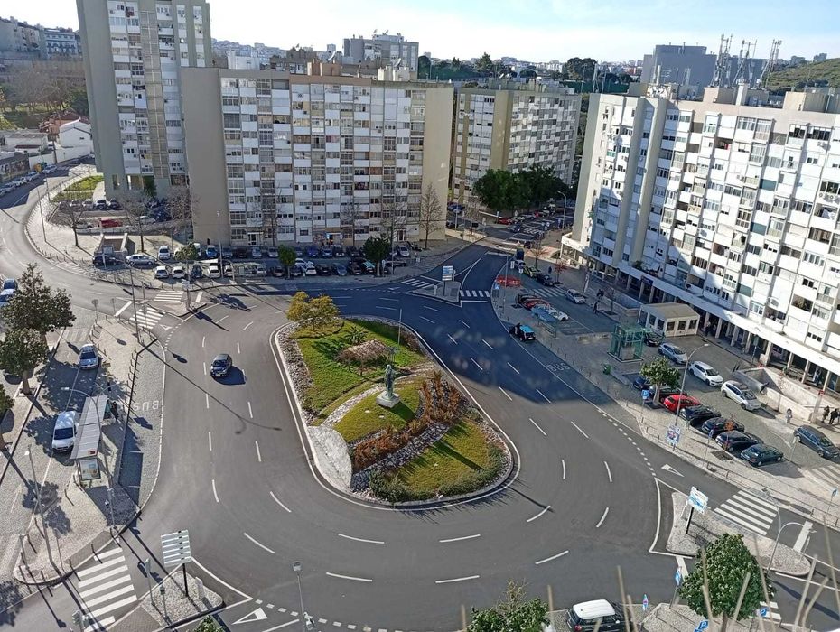 Arrendo Quarto em frente ao Metro ( Alfornelos - Linha Azul )
