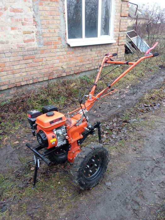 Продам мотоблок.  Почти новий.  В работе бил мало.