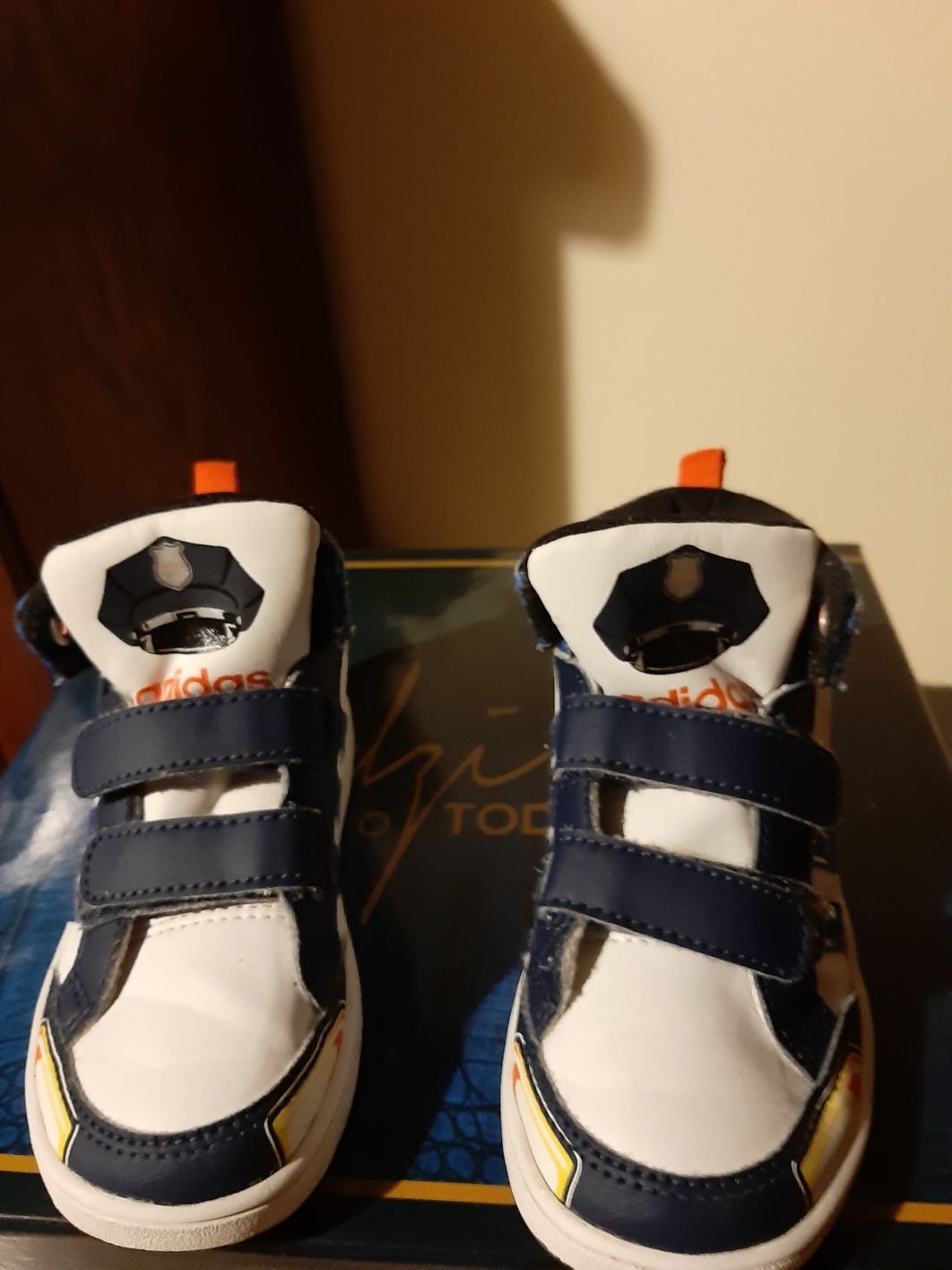 Buty chłopięce Adidas rozmiar 25